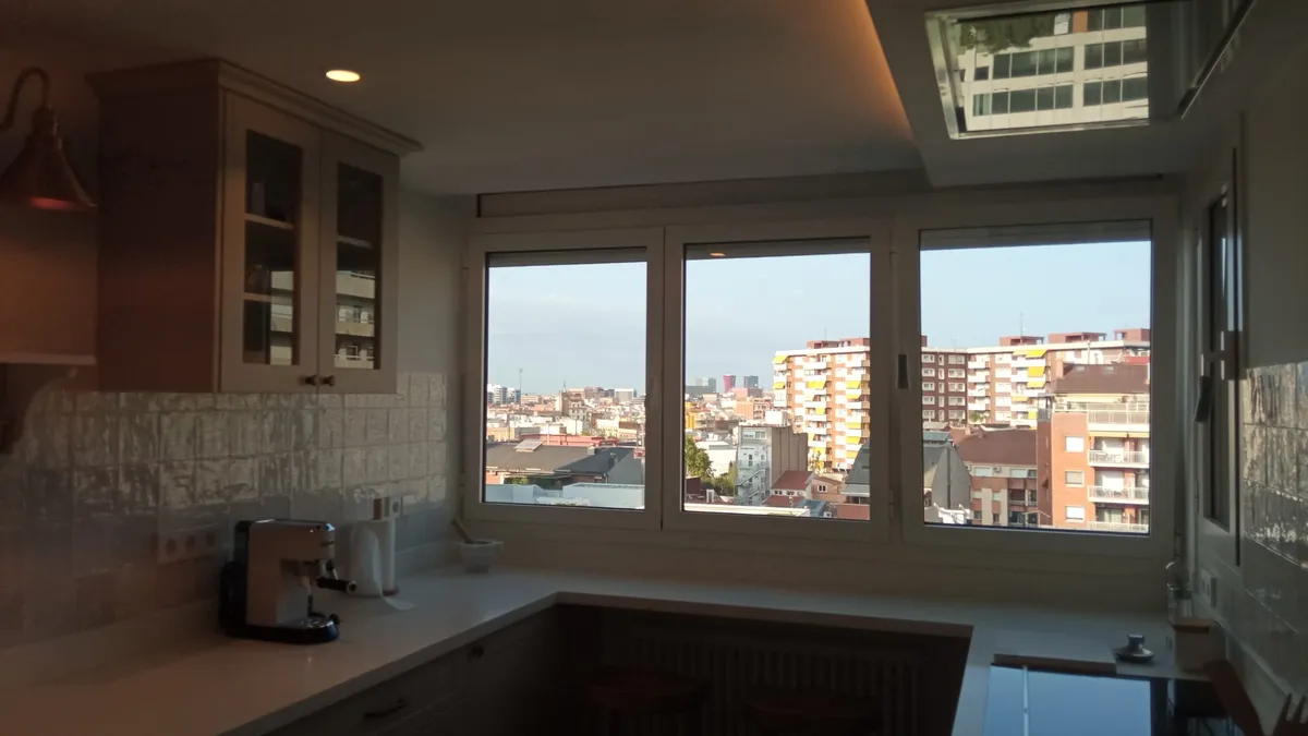 Cocina moderna con isla en Barcelona